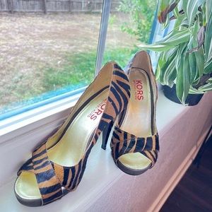 Michael kors animal print fur open toe sandals heels

Michael kors Peephole heel
